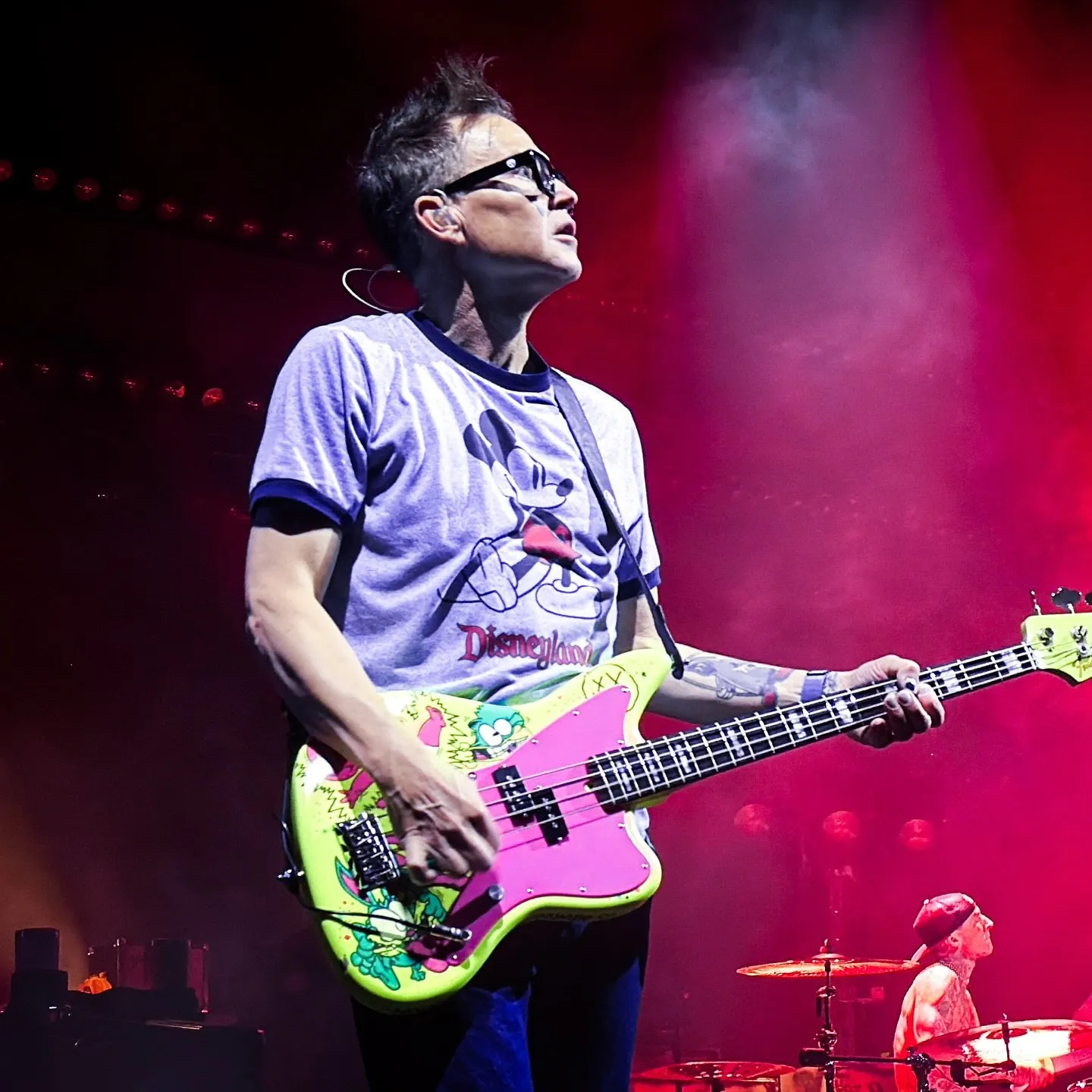 Mark Hoppus mid-show in magenta stage light